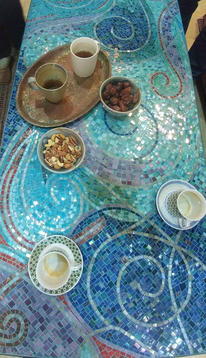 שולחן פסיפס שנעשה בסטודיו